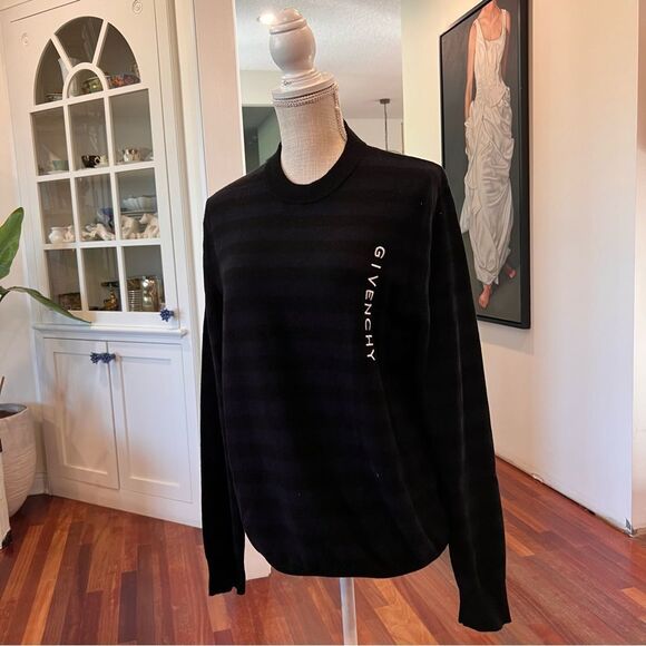 Givenchy
Cashmere Graphic Print Pullover
Size: XL - Picture 2 of 5